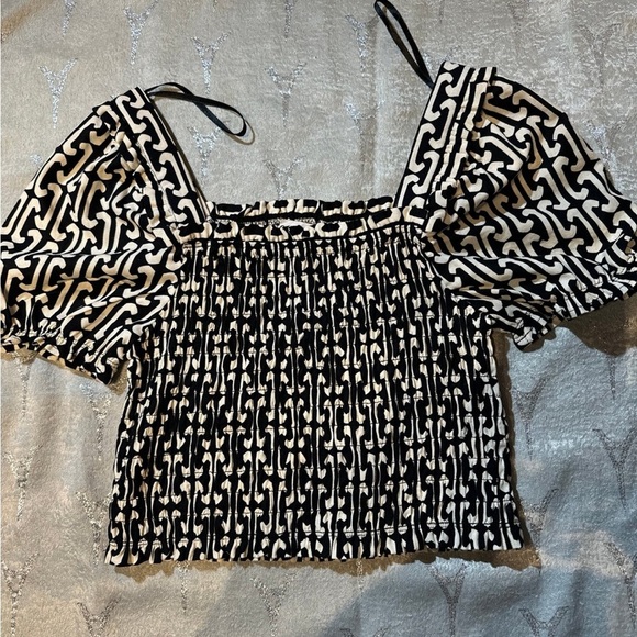 Monteau Women’s L Cropped Smocked Top Black Balloon Sleeves coquette M/L - Picture 2 of 7